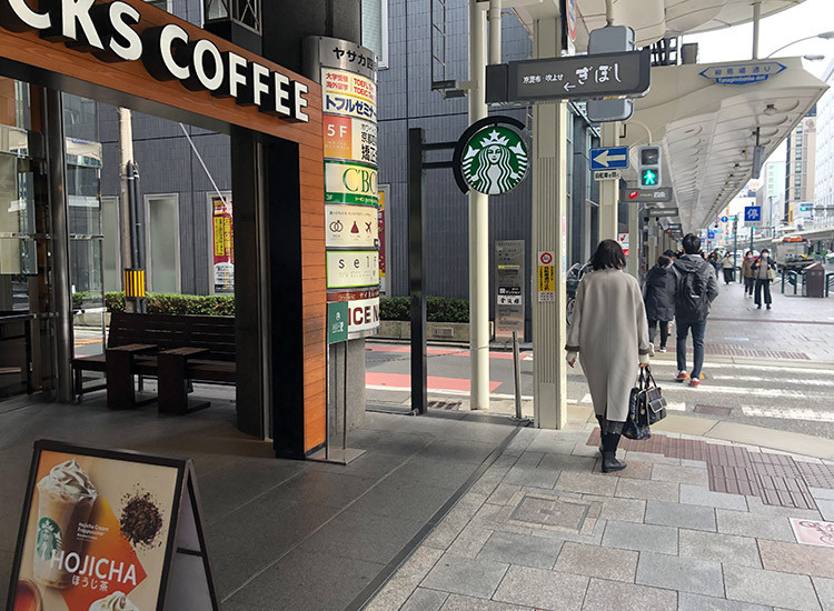 スターバックスが見えたら路地を左へ。