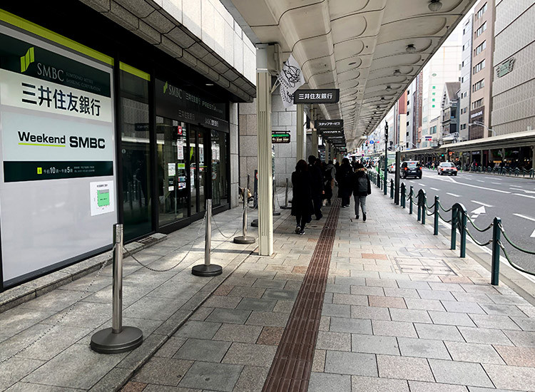 横断歩道を渡って右側そのまま真っ直ぐ進みます。