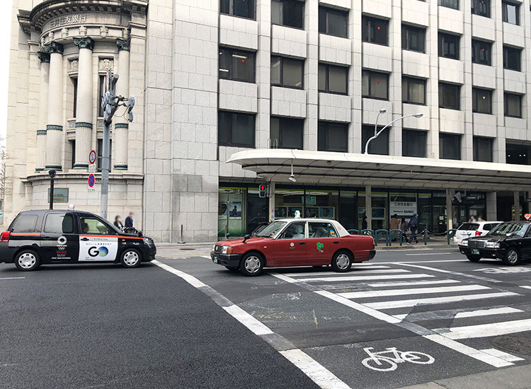 大きな交差点が見えるので横断歩道を渡って右側へ（正面三井住友銀行が目印）。