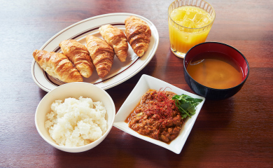 カレー、パン、ご飯、お味噌汁、ドリンクはおかわり自由