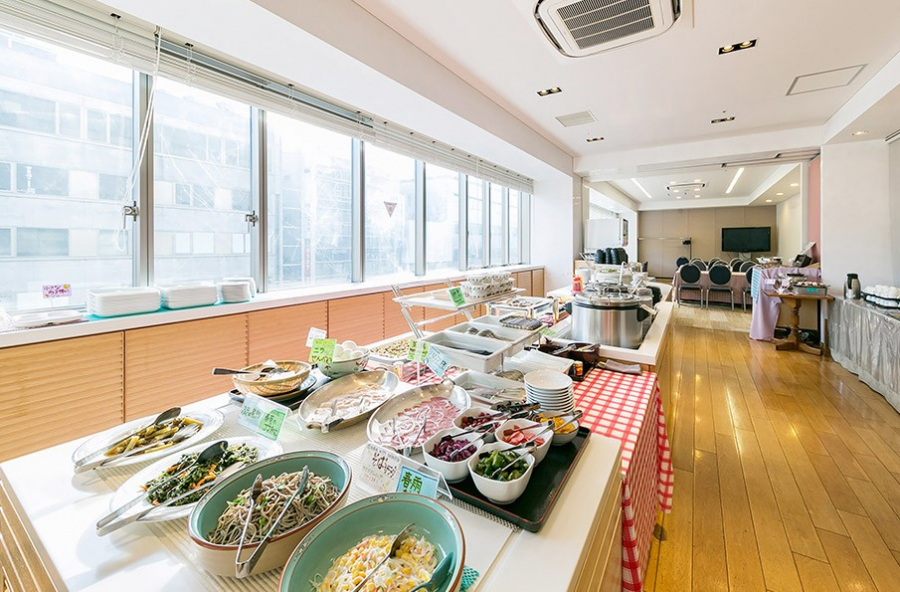 木漏れ日を感じながら明るい店内で地産地消をテーマに組合せたメニューはいかがでしょうか？