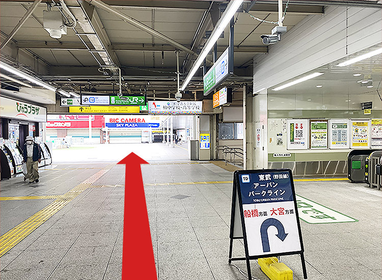 JR、東武線柏駅 中央改札口を出たら、東口に進みます。