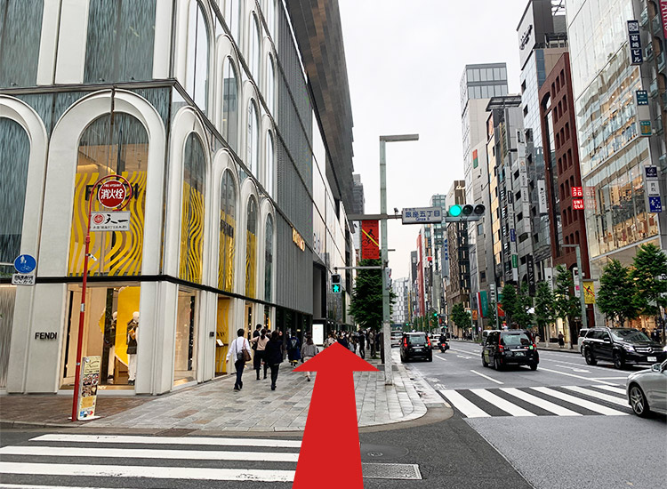 GINZA SIX(商業ビル)を通り過ぎ、直進。