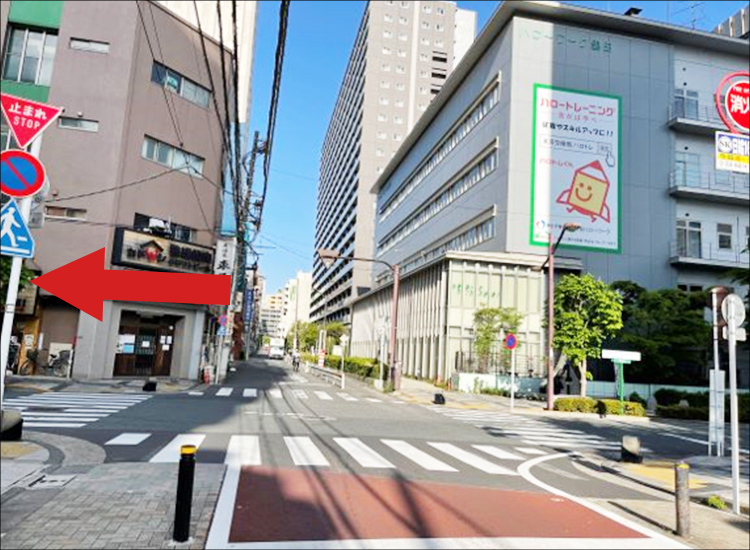 【ハローワーク】のある交差点を横断歩道を渡ってから左折します。