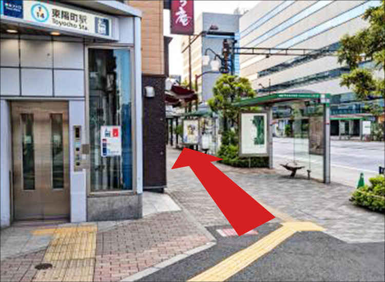 駅エレベーターの横を直進します。