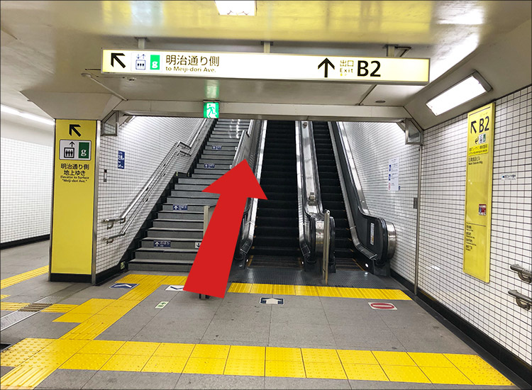 道なりに沿って地上へ進みます。