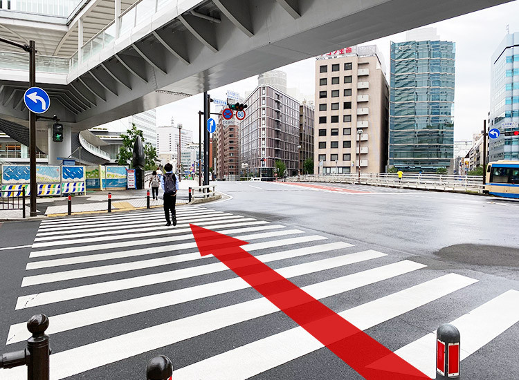 道なりに進むと左手側に横断歩道があるので渡り、そのまま弁天橋を渡って下さい。