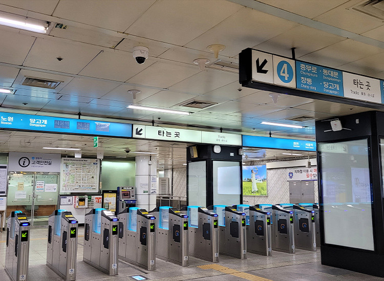 地下鉄4号線明洞駅を出ます。