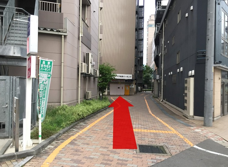 看板脇の路地を進んで頂くと、突き当りに「ウェストプラザ長野パーキング」がございます。