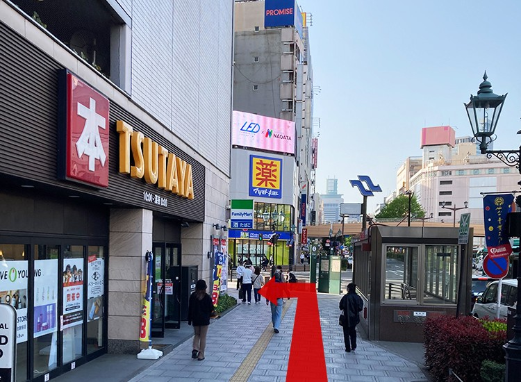 「TSUTAYA」が見えたら左折します。