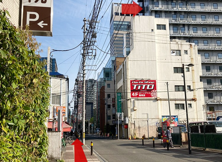 横断歩道を渡り、直進します。 右側にホテルが見えます。