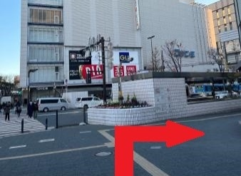 大きな交差点があり、向かいに商業施設「DICE」があります。交差点を渡らず右折します。