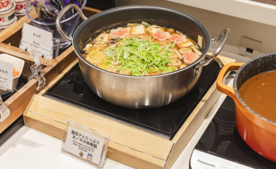 鶏団子とたっぷり木ノ子の味噌鍋　キムチ