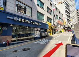 「EDIYA COFFEE」の路地に入ると、その先に相鉄ホテルズ ザ·スプラジール ソウル明洞があります。